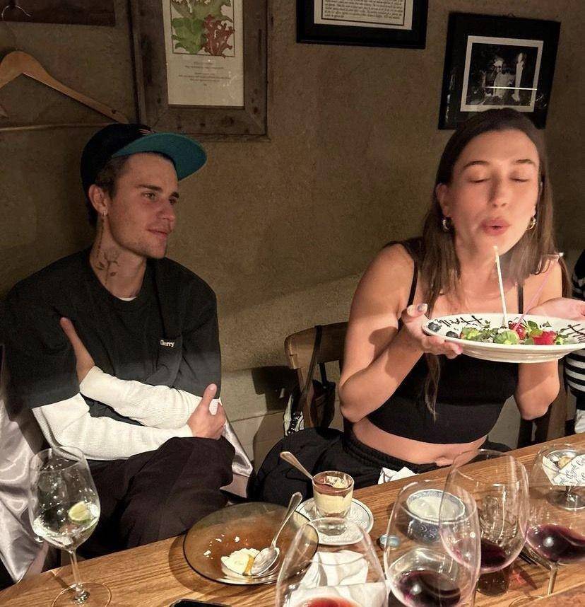 hailey terlihat meniup lilin saat ulang tahunnya (instagram.com/justinbieber)