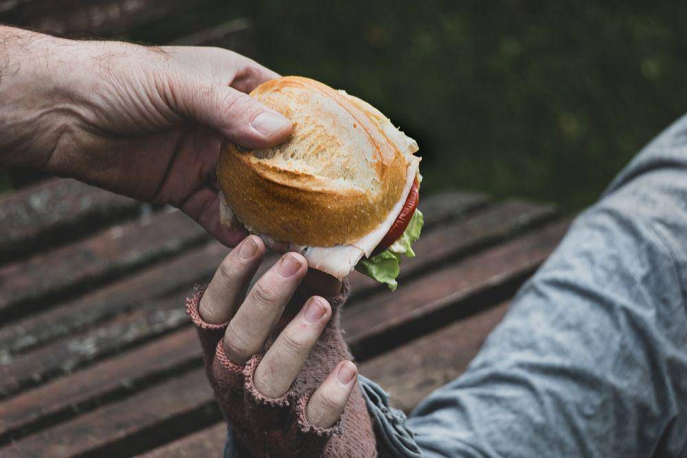 Ilustrasi memberi makan orang lain (pixabay.com/Myriams-Fotos)