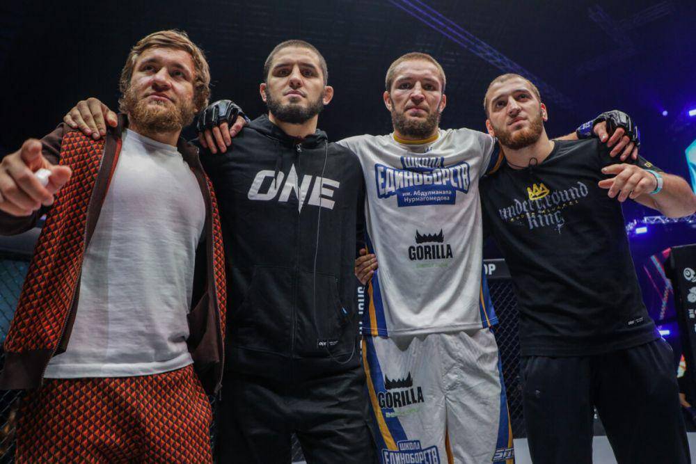 Islam Makhachev (kedua dari kiri) merayakan kemenangan Saygid Izagakhmaev di ONE 163. (dok. ONE Championship)