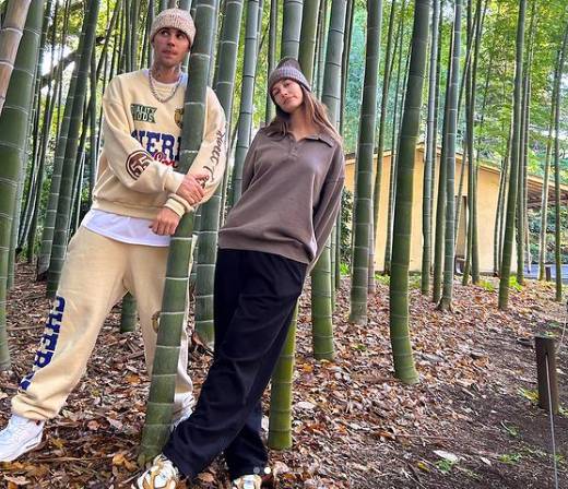 justin dan hailey mengenakan pakaian super cozy (instagram.com/justinbieber)