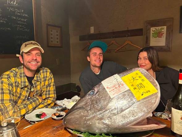 justin dan hailey makan di restoran jepang (instagram.com/justinbieber)