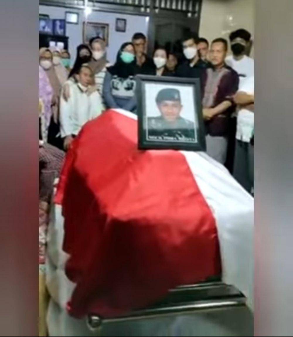 Peti jenazah Mochamad Indra Wijaya tiba di rumah duka pada 19 November 2022. (Tangkapan layar YouTube Simanjuntak TV)
