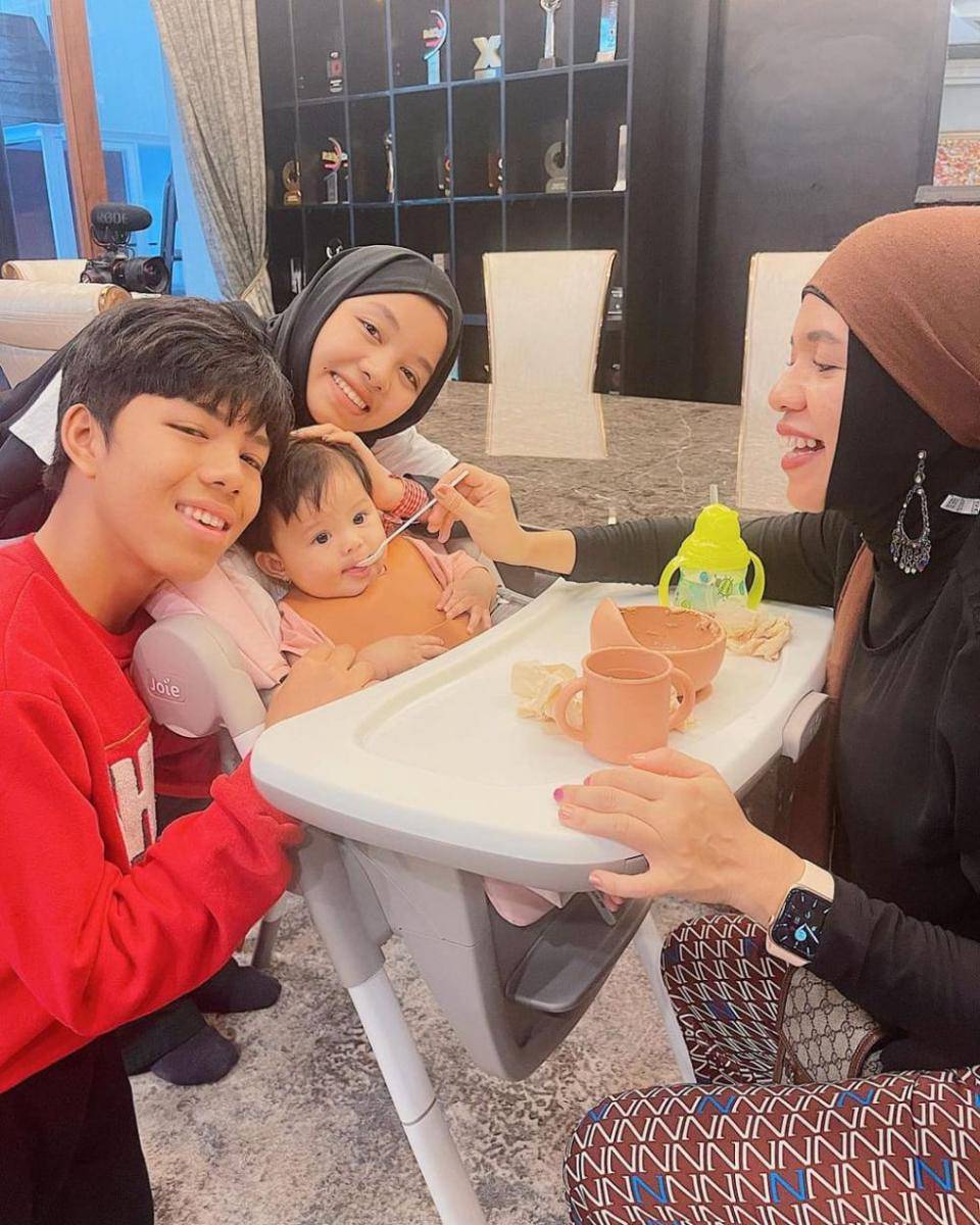 potret Ameena Hanna Nur Atta bersama kakek dan nenek (instagram.com/genifaruk)
