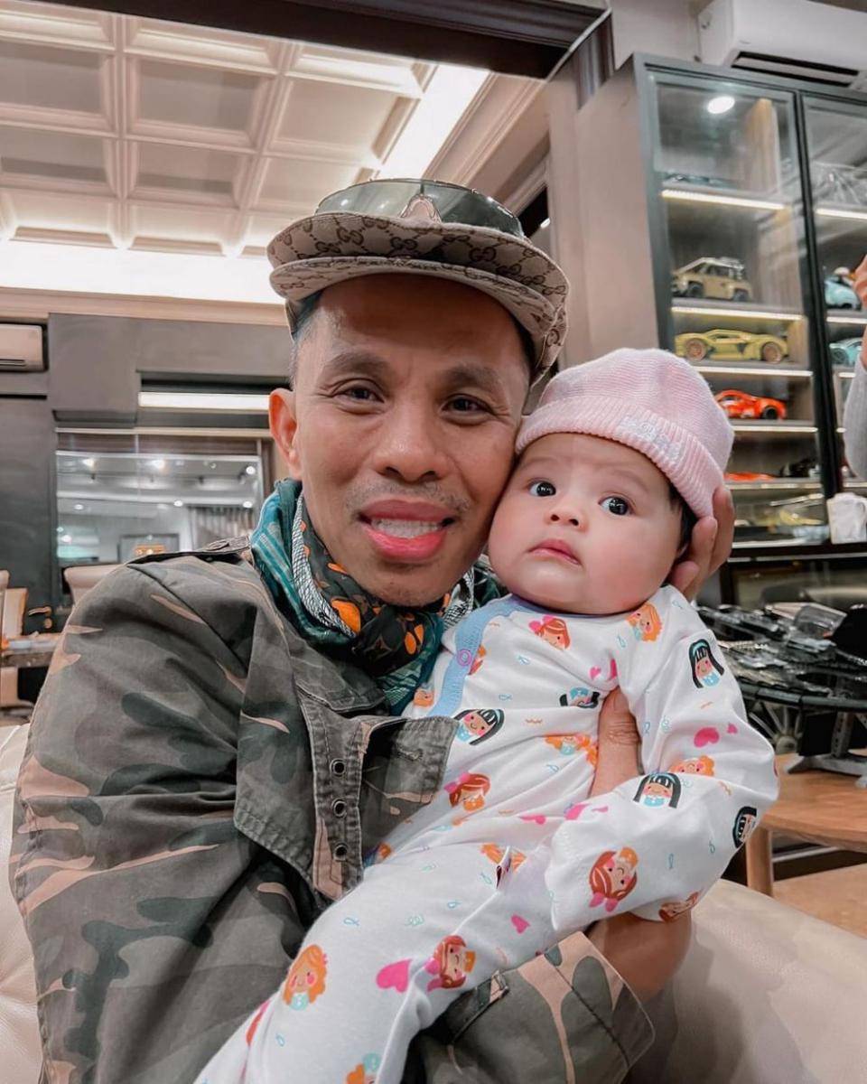 potret Ameena Hanna Nur Atta bersama kakek dan nenek (instagram.com/halilintarasmid)