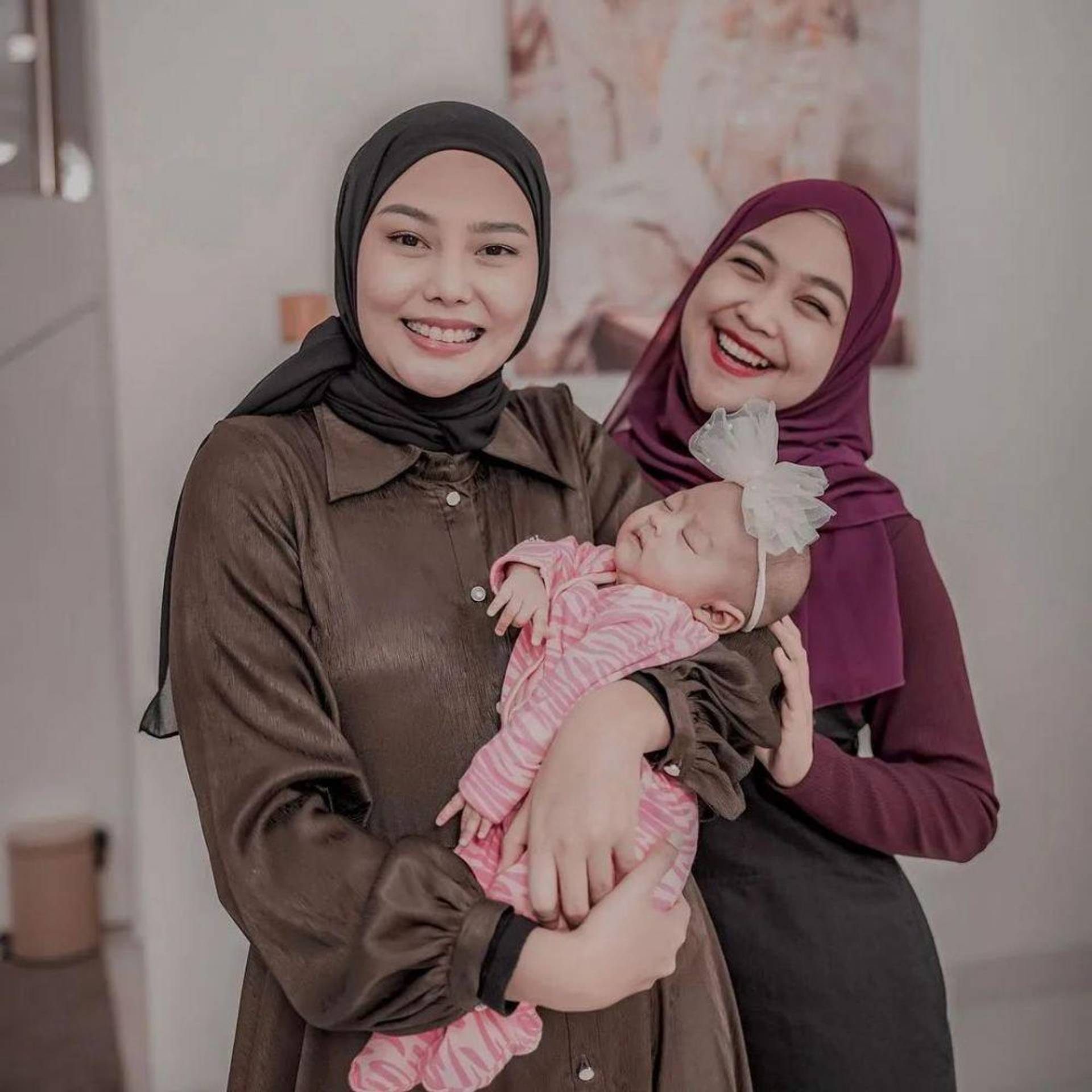 9 Potret Dara Arafah Bersama Artis Hijaber, Makin Anggun | IDN Times