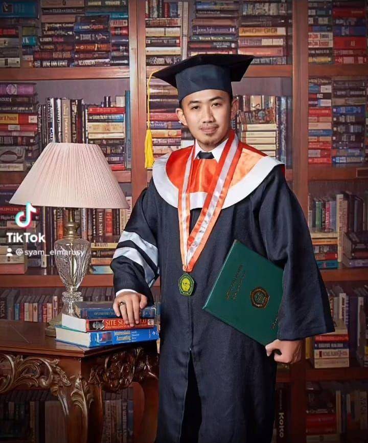 potret wisuda ustaz Syam (instagram.com/syam_elmarusy)