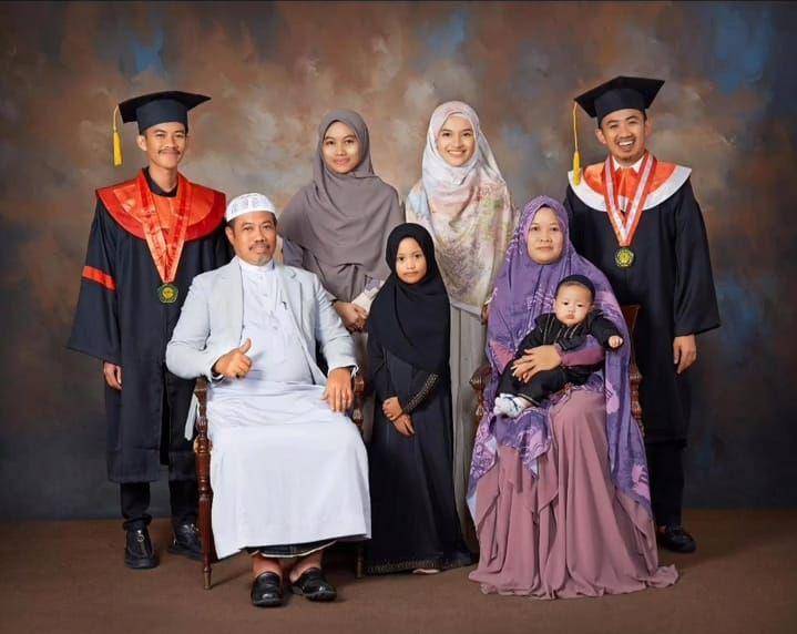 potret wisuda ustaz Syam (instagram.com/syam_elmarusy)