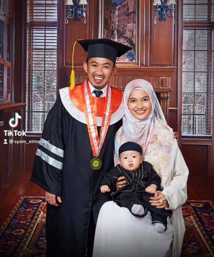 potret wisuda ustaz Syam (instagram.com/syam_elmarusy)