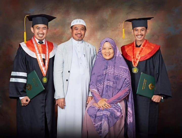 potret wisuda ustaz Syam (instagram.com/syam_elmarusy)