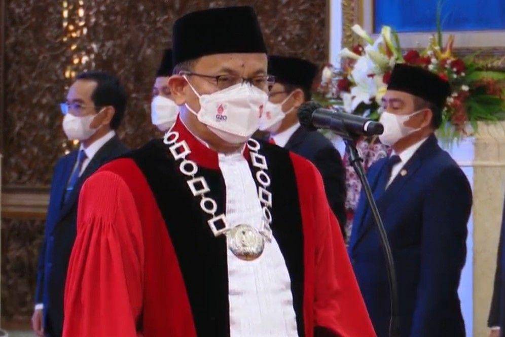Hakim MK Guntur Hamzah saat dilantik oleh Jokowi. (youtube.com/Sekretariat Presiden)