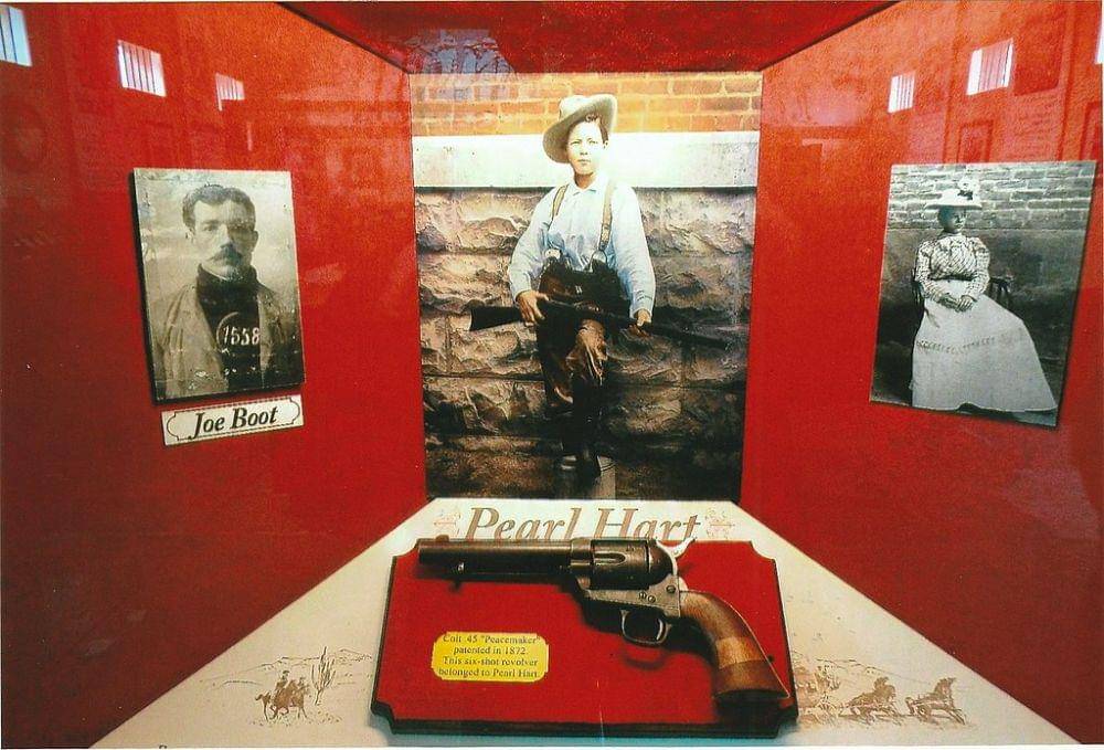 Pistol dan foto Pearl Hart dipajang di museum Penjara Teritorial Yuma. (commons.wikimedia.org/Marine 69-71)