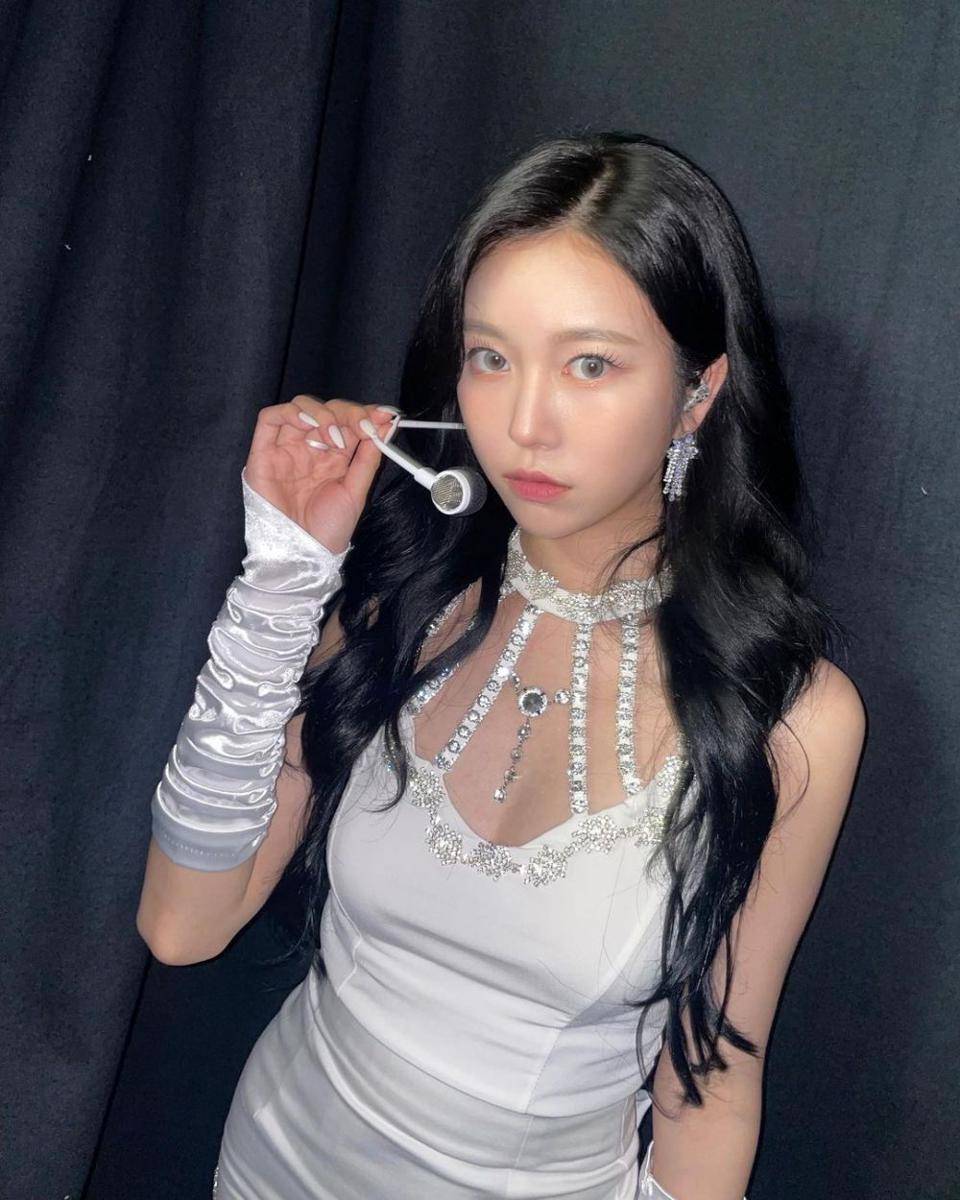 Jane MOMOLAND (instagram.com/janeeexxyeon)