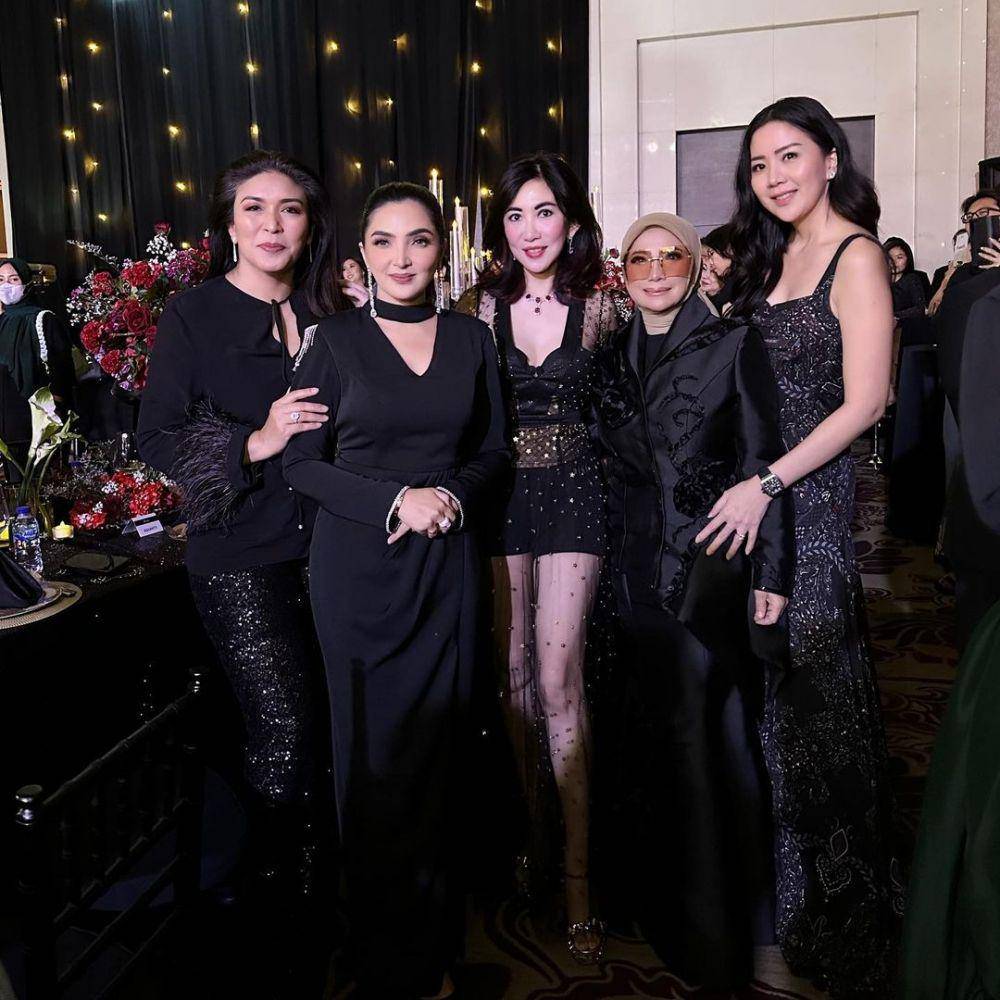 potret artis di pesta ulang tahun Helena Lim (instagram.com/sonia_wibisono)