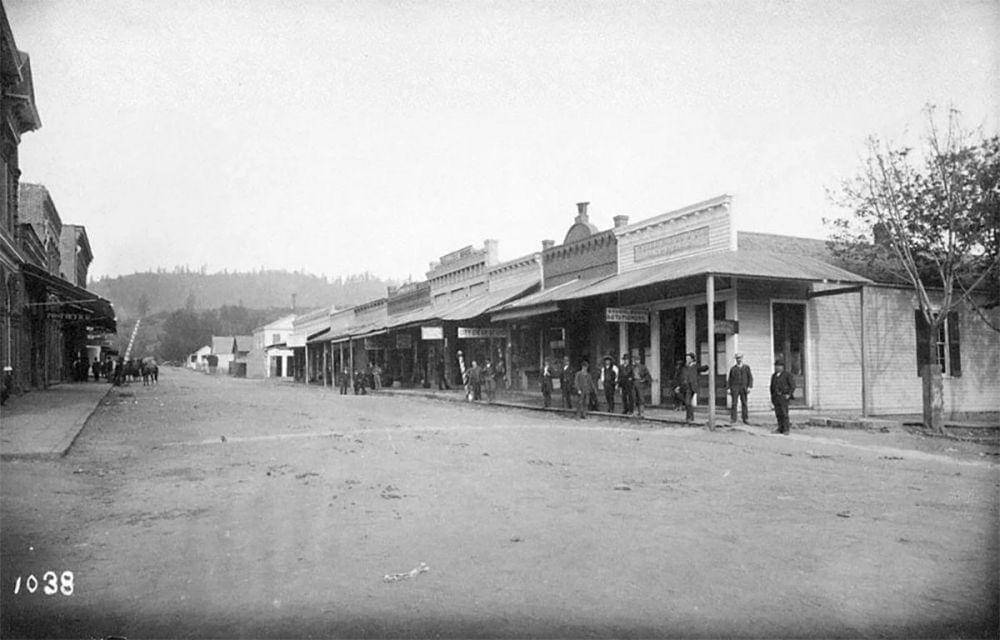 California Street di Jacksonville pada pertengahan 1880-an. Pada tahun 1868, Sam Simpson dan Ted Harper datang ke sana untuk mencari emas dari Wilson bersaudara. (thenewsguard.com/Oregon Historical Society)