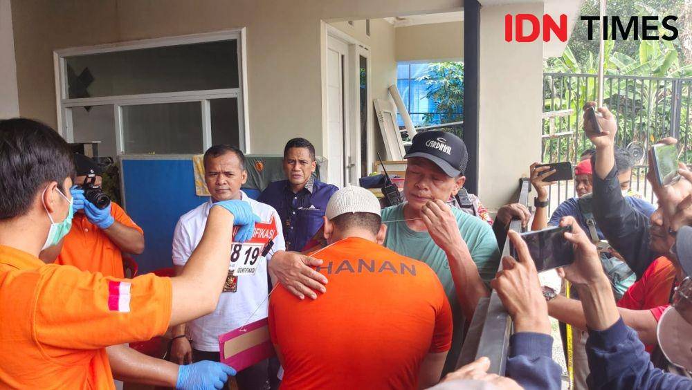 Suasana rekonstruksi yang dilakukan tersangka Rizky saat membantai istri dan anaknya di Perumahan Jatijajar, Kecamatan Tapos, Kota Depok. (IDNTimes/Dicky)