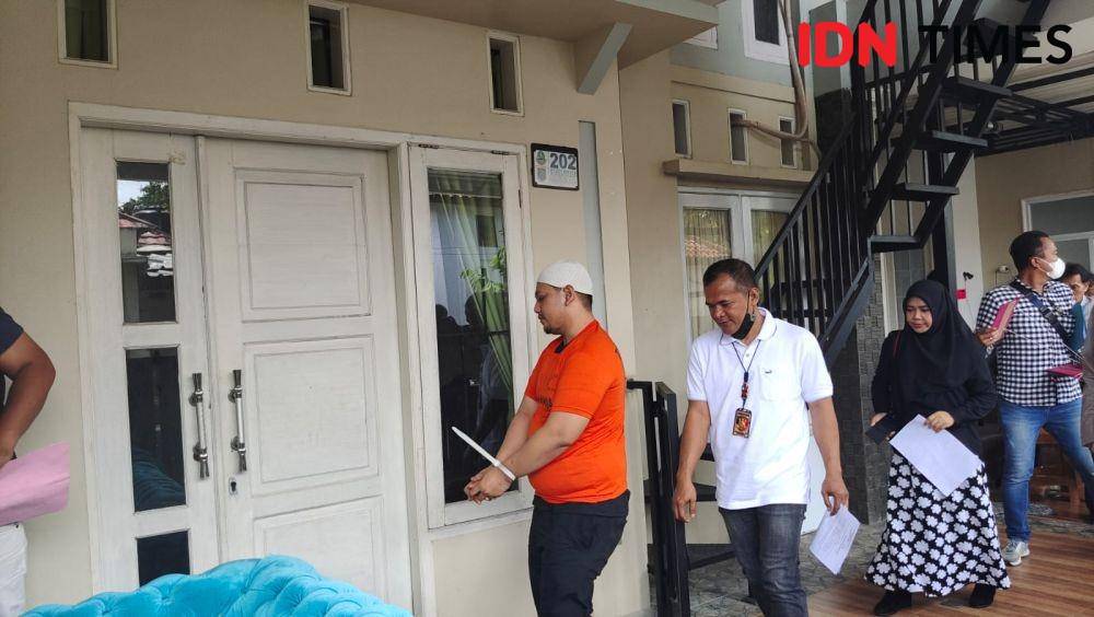 Tersangka Rizky saat menjalani rekonstruksi pembantaian terhadap anak dan istrinya di kedaiamannya, Kecamatan Tapos, Kota Depok. (IDNTimes/Dicky)
