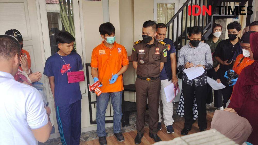 Kejari Kota Depok saat menyaksikan rekonstruksi pembunuhan yang dilakukan tersangka kepada anaknya di Perumahan Jatijajar, Kecamatan Tapos, Kota Depok. (IDNTimes/Dicky)