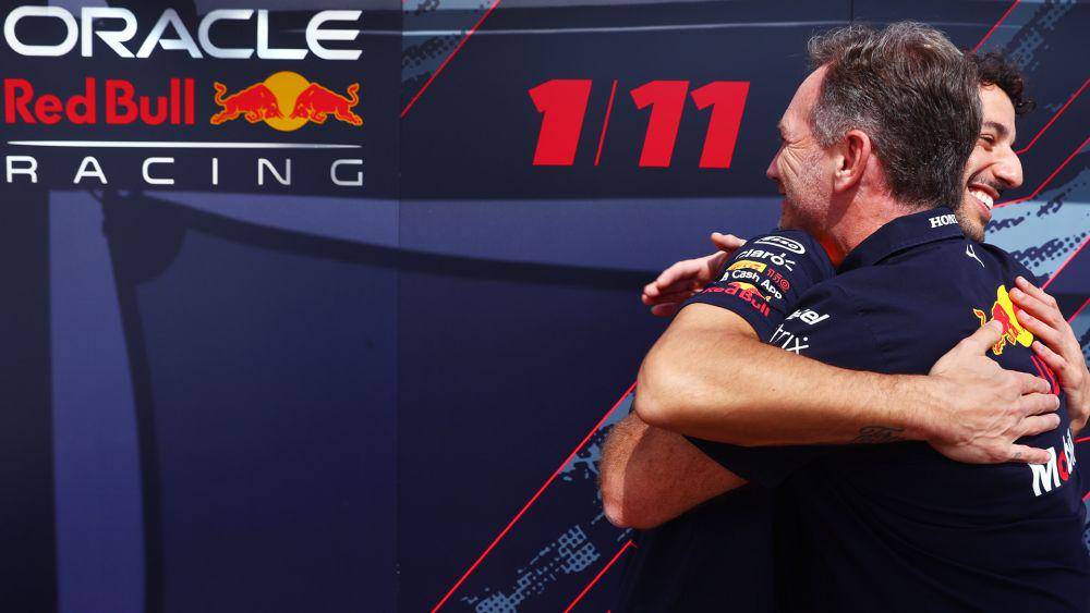 Daniel Ricciardo berpelukan dengan Christian Horner. (twitter.com/redbullracing)