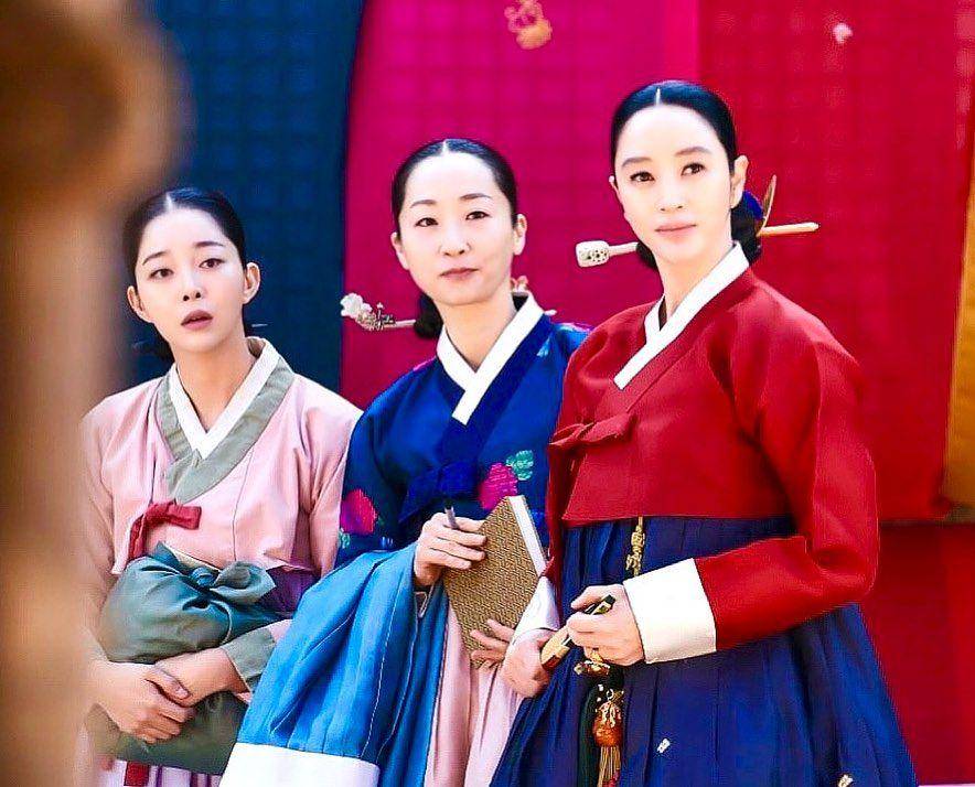 potret Kim Hye Soo di drama saeguk Under The Queen's Umbrella (dok. tvN/Under Queen's Umbrella)