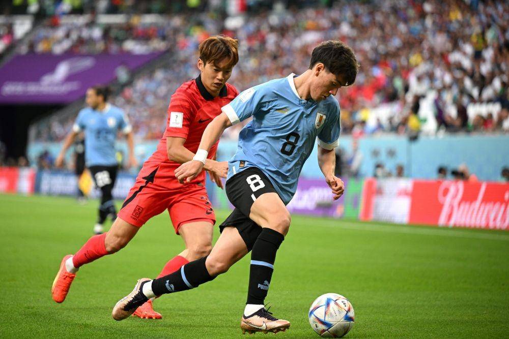 Pemain Uruguay, Facundo Pellistri, tengah melakukan duel dengan salah satu pemain Korea Selatan dalam laga Grup H Piala Dunia 2022. (Twitter/@FIFAWorldCup)