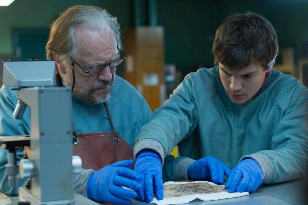 Brian Cox dan Emile Hirsch dalam film The Autopsy of Jane Doe (dok. Lionsgate/The Autopsy of Jane Doe)
