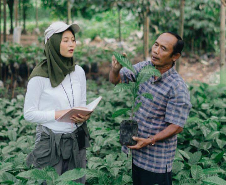 Pengunjung tengah belajar tentang tanaman kopi. (Instagram/de_karanganjar)