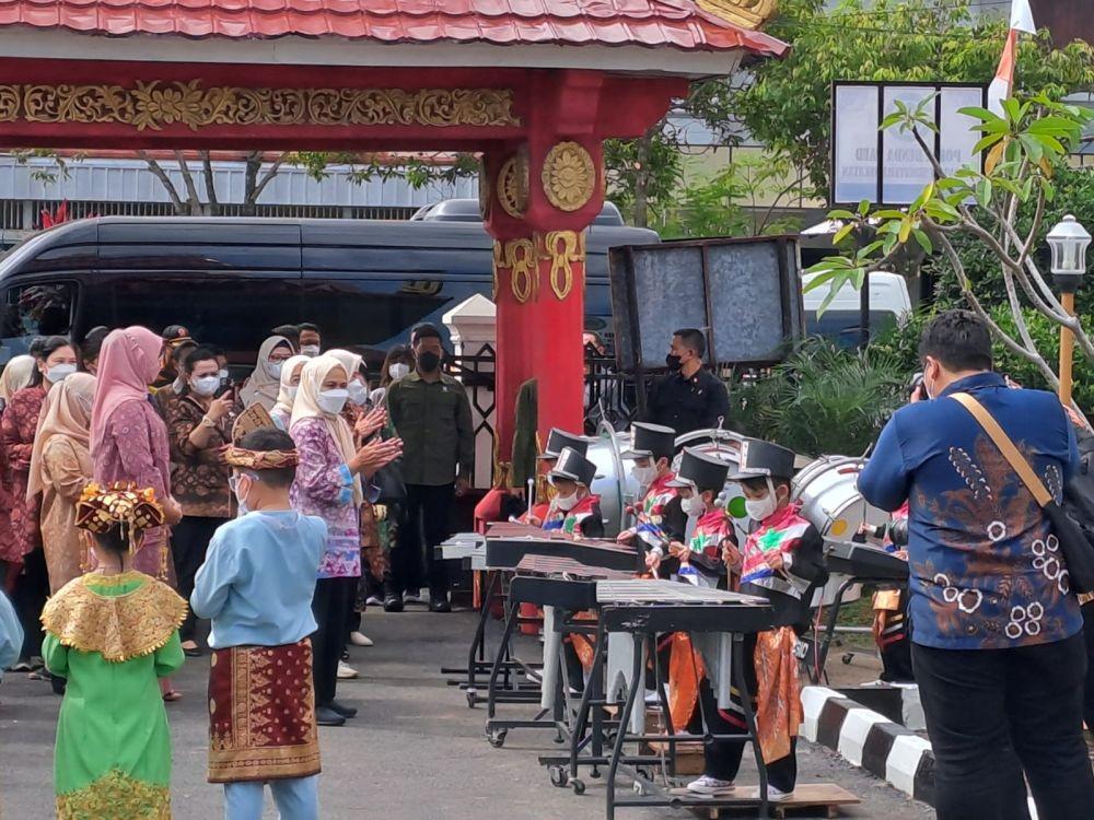 Ibu Negara Disambut Drum Band Anak TK di Palembang, Bikin Gemas