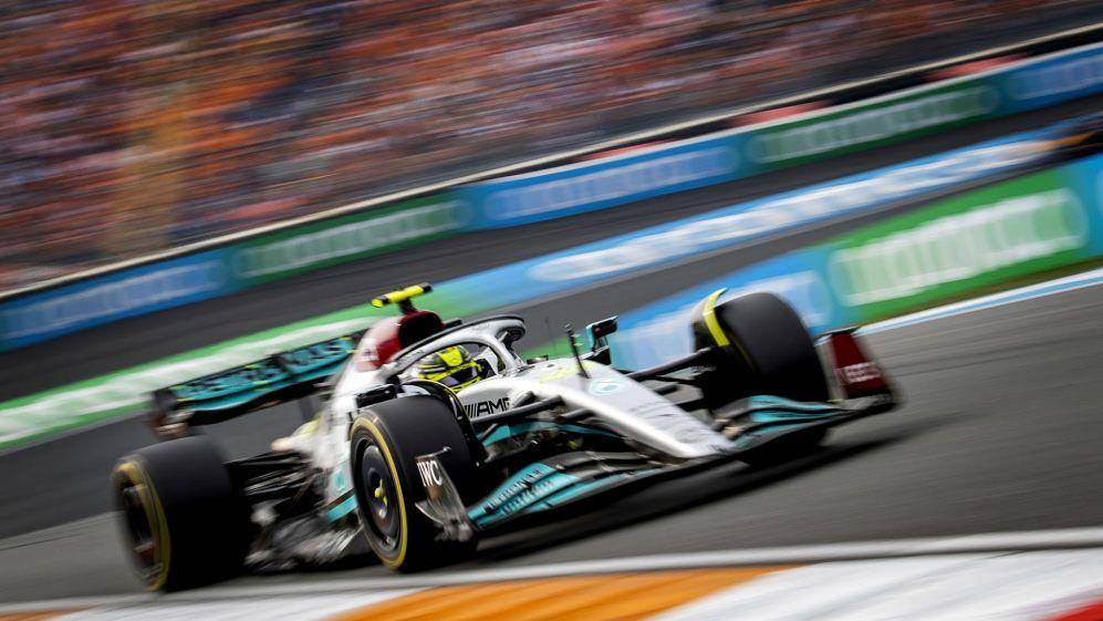 Lewis Hamilton dalam sebuah balapan Formula 1 2022 (formula1.com)