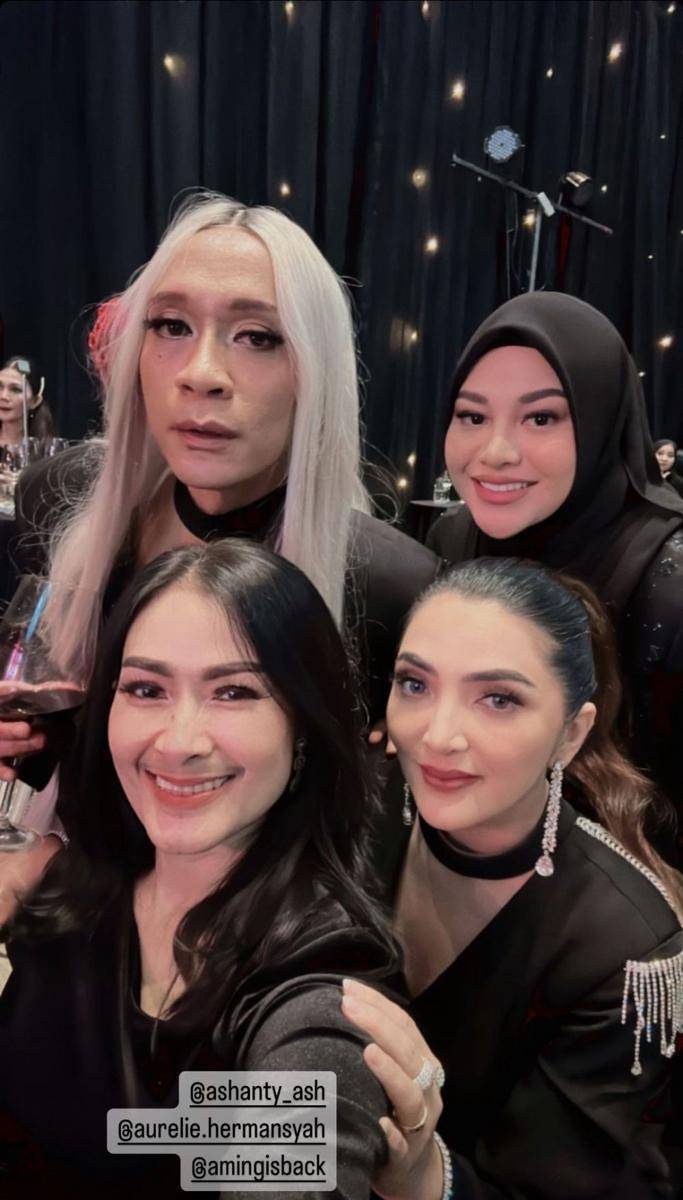 Iis Dahlia (instagram.com/isdadahlia)