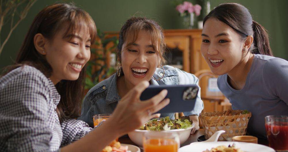 Ilustrasi para generasi Z sedang streaming video YouTube melalui HP (Shutterstock/Chaay_Tee)