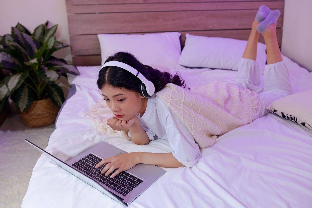 Ilustrasi seorang generasi Z menggunakan discord melalui laptop (Shutterstock/Dragon Images)