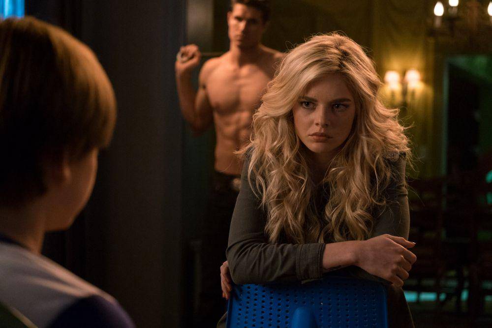 Samara Weaving dalam film The Babysitter (dok. Netflix/The Babysitter)