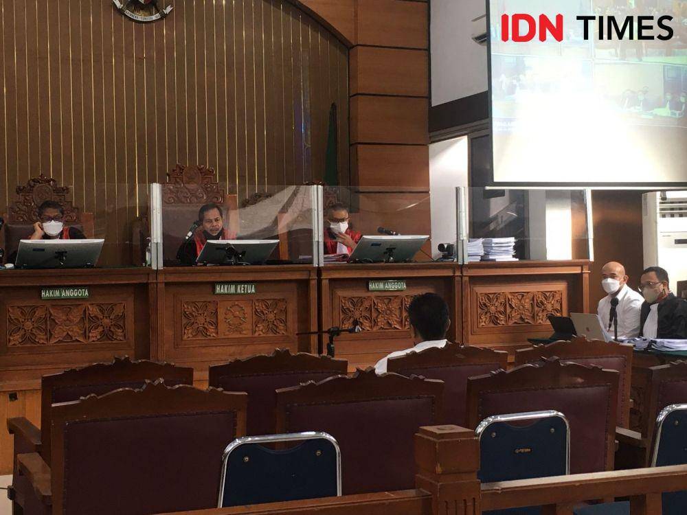 terdakwa Baiquni Wibowo (kemeja putih) saat hadiri sidang kasus pembunuhan Brigadir J di PN Jaksel, Kamis (24/11/2022). (IDN Times/Irfan Fathurohman)