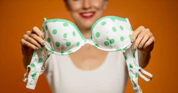 ilustrasi perempuan memegang bra (pixabay.com/happycity21)