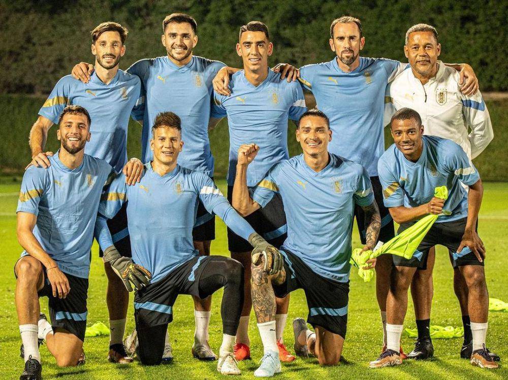 Skuad Timnas Uruguay berfoto bersama setelah sesi latihan di Qatar. (instagram.com/aufoficial)
