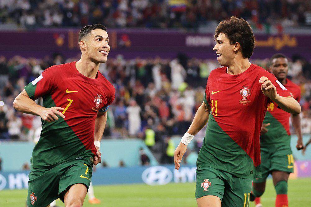 Cristiano Ronaldo dan Joao Felix merayakan gol saat melawan Ghana di Grup H Piala Dunia 2022. (fifa.com)