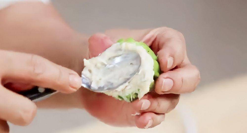 mengisi pare dengan daging (youtube.com/Rudy dan Sahabat TV)