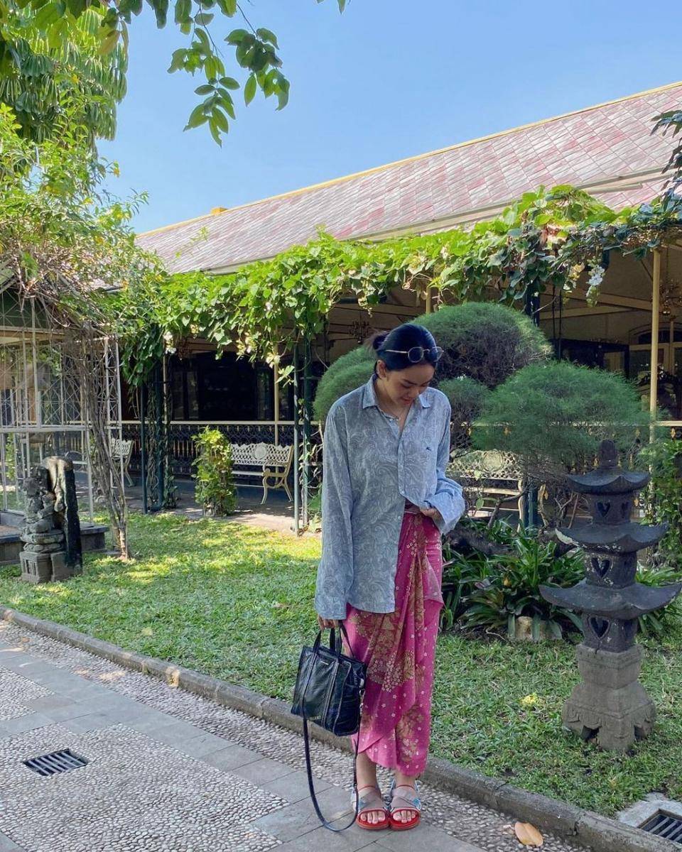 Atasan yang Cocok untuk Bawahan Jarit Batik (instagram.com/raniaayamin)