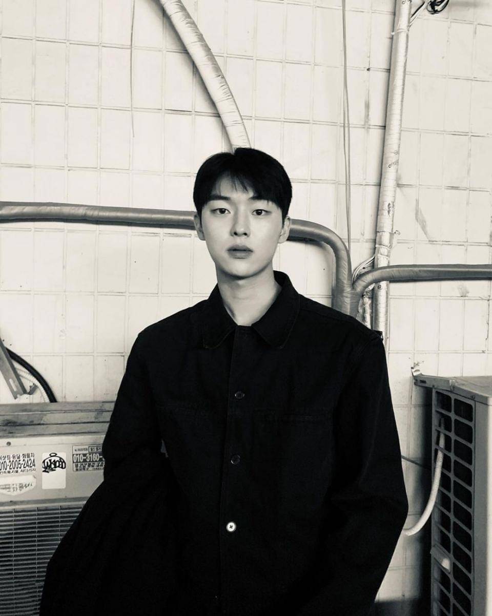 Choi Hyun Wook mengenakan jas hitam (instagram.com/_choiiii__)