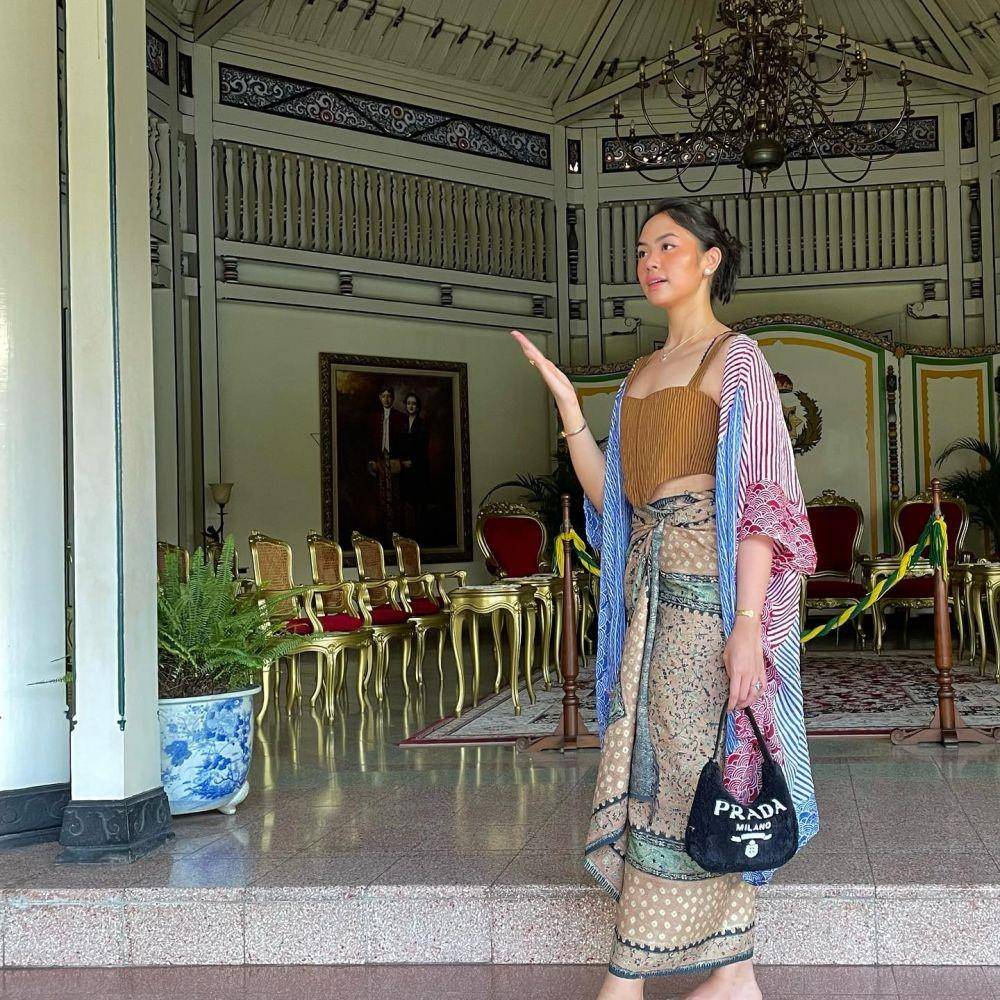 Atasan yang Cocok untuk Bawahan Jarit Batik (instagram.com/raniaayamin)