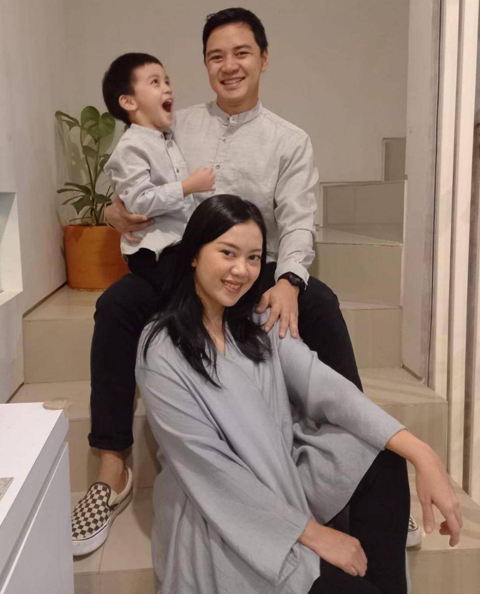 Sadha Triyudha bersama keluarga. (ig/sadhatriyudha)