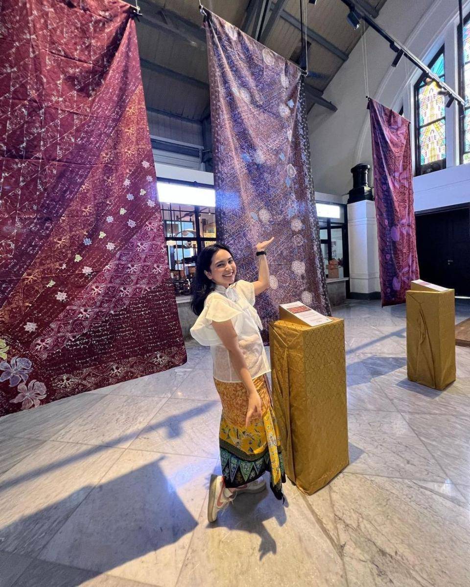 Atasan yang Cocok untuk Bawahan Jarit Batik  (instagram.com/auroramanda95)