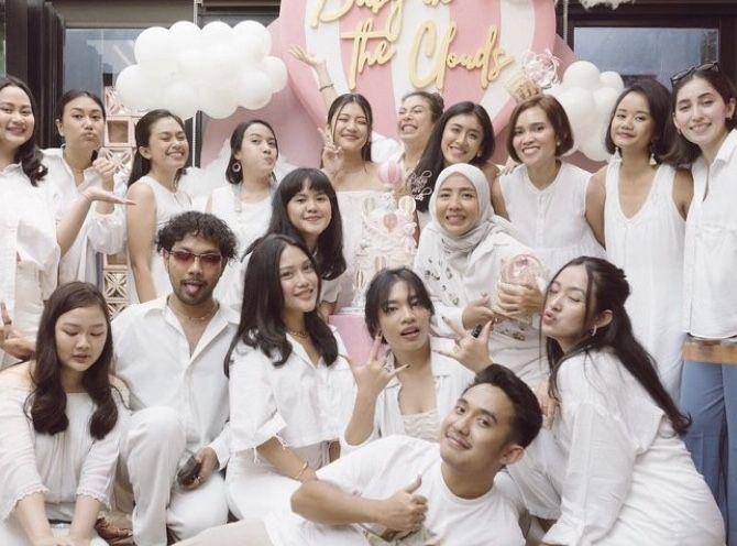 10 Momen Baby Shower Canti Tachril, Istri Adipati Dolken Serba Pink (instagram.com/cantitachril)