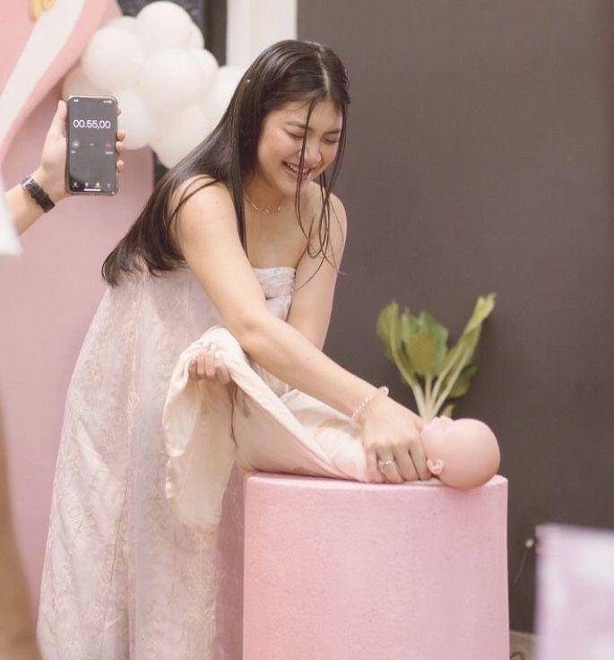 10 Momen Baby Shower Canti Tachril, Istri Adipati Dolken Serba Pink (instagram.com/cantitachril)