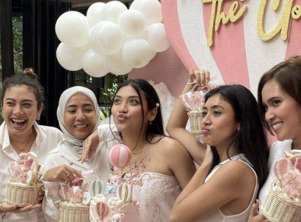 10 Momen Baby Shower Canti Tachril, Istri Adipati Dolken Serba Pink (instagram.com/cantitachril)
