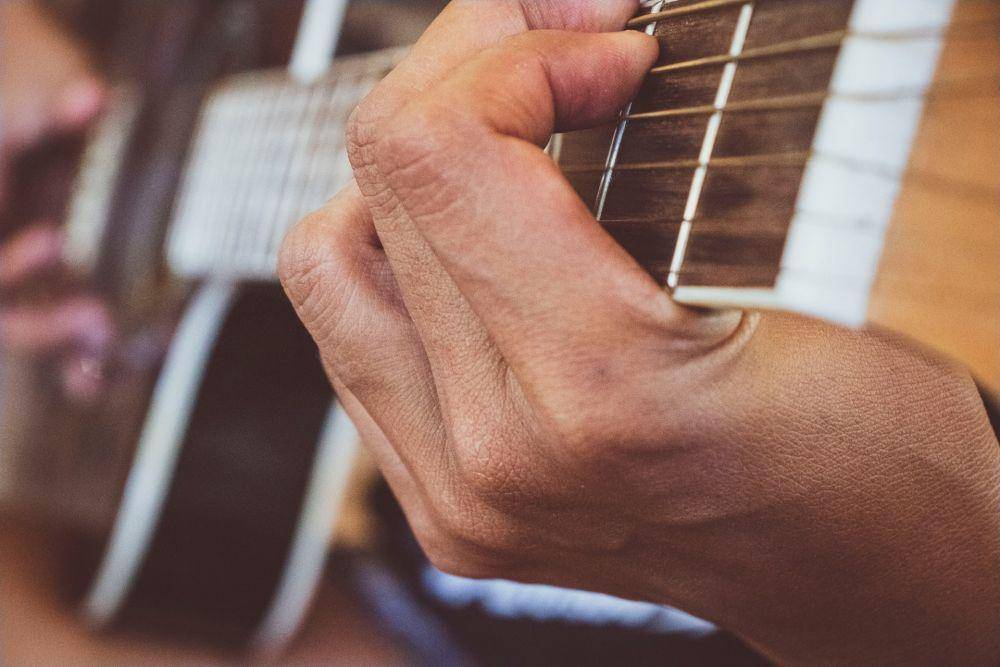 ilustrasi bermain gitar (unsplash.com/GabrielGurolla)