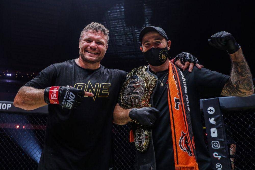 Anatoly Malykhin, juara dunia interim kelas berat ONE bersama pelatihnya (dok. ONE Championship)