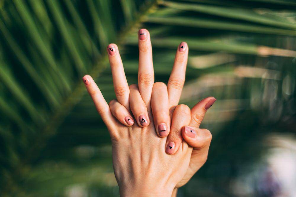 ilustrasi streching tangan (unsplash.com/DaigaEllaby)