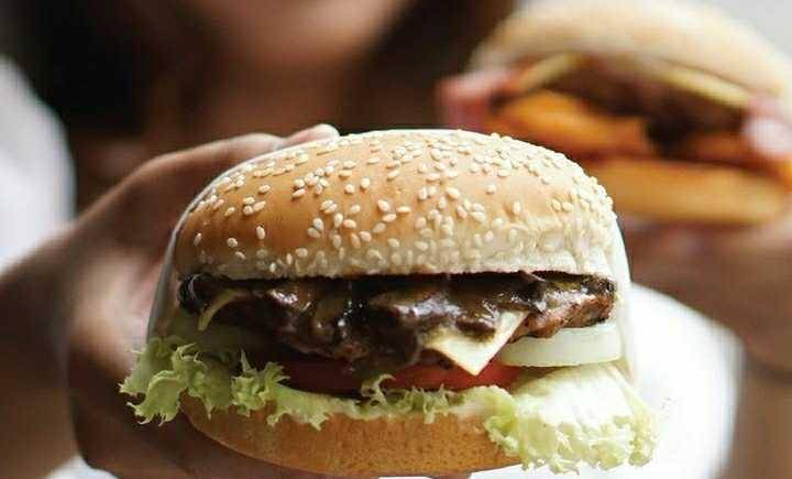 Carl's Jr. (instagram.com/carlsjrindonesia)