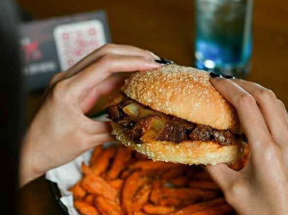 Stock Burger Co. (instagram.com/stockburgerdoha)